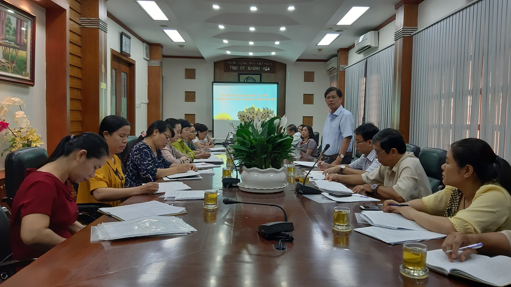 Đồng chí Nguyễn Tấn Tuân làm việc với Hội LHPN tỉnh Khánh Hòa