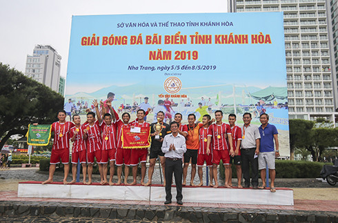 Nha Trang team receiving championship