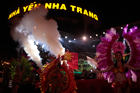 Màn biểu diễn của các vũ công chào mừng trong đêm khai mạc tại biểu diễn nghệ thuật “Sắc màu Làng Yến”