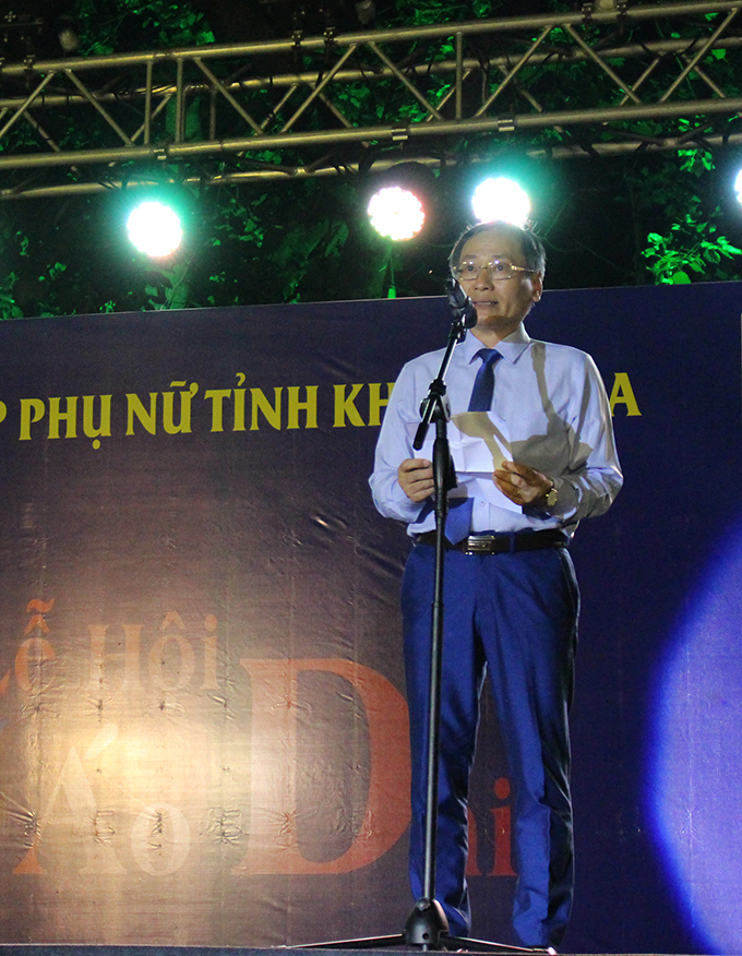 Nguyen Dac Tai speaking at Ao Dai Festival