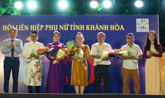 Nguyen Dac Tai and Nguyen Quynh Nga (Vice-Chairman of Khanh Hoa Provincial Women’s Union) offering flowers to sponsors and designers