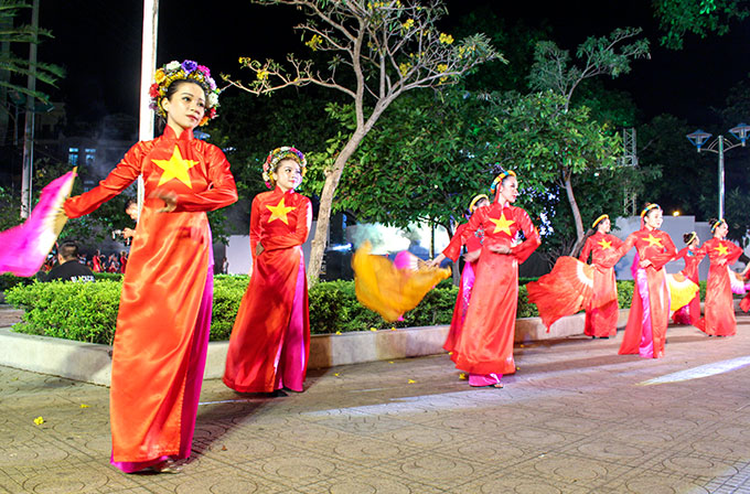 Ao dai with image of Vietnam national flag