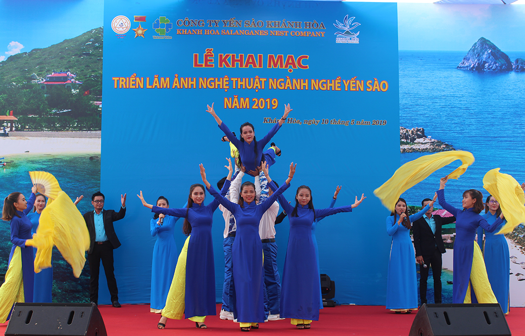 Triển lãm hơn 60 bức ảnh về ngành nghề yến sào