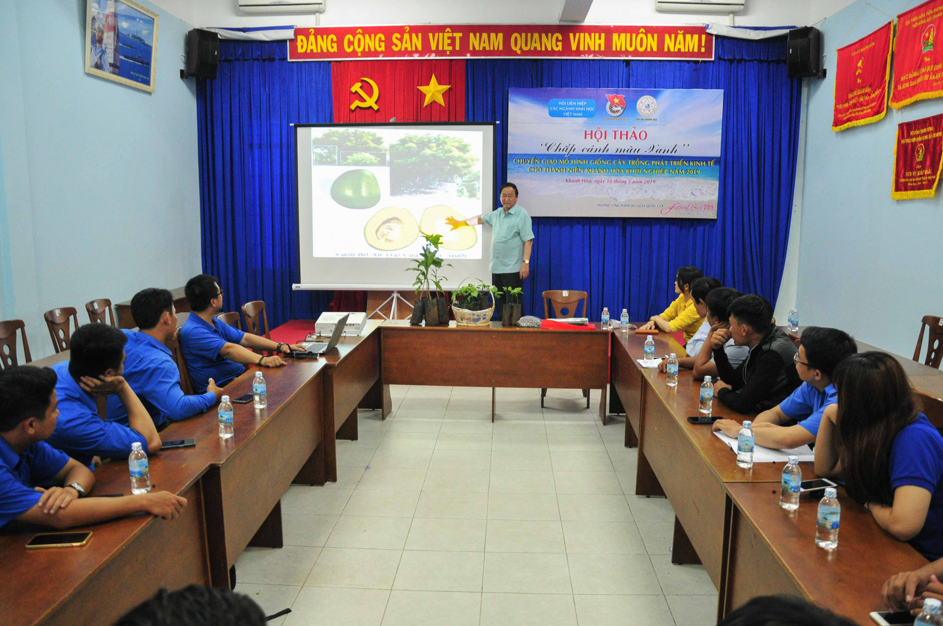 Giáo sư Nguyễn Lân Hùng hướng dẫn, chuyển giao kỹ thuật trồng các loại cây phát triển kinh tế cho đoàn viên, thanh niên