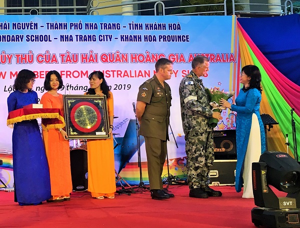 Học sinh Trường THCS Thái Nguyên giao lưu với thủy thủ Úc