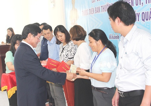 Đại diện Học viện Chính trị khu vực III trao giấy chứng nhận cho các học viên.