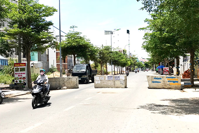 Cần sớm xử lý khối bê tông trên đường số 4