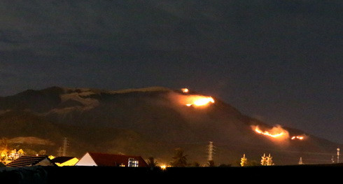 Đám cháy trên núi Chín Khúc tiếp tục lan rộng.