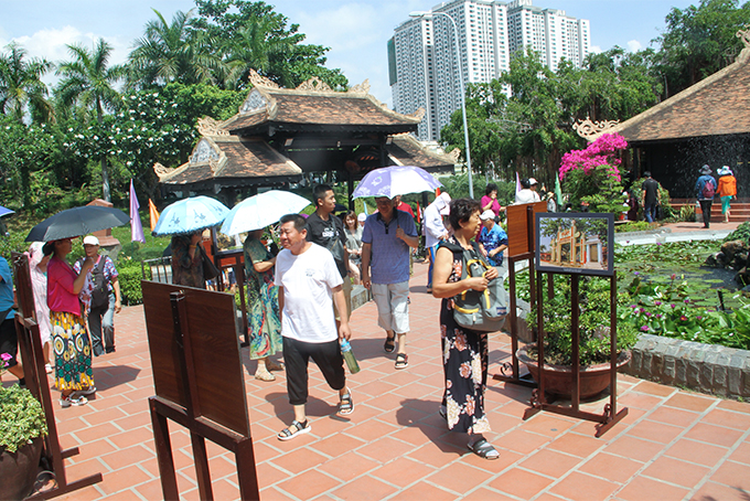 Du khách tham quan không gian trưng bày ảnh di tích, danh thắng Khánh Hòa. 