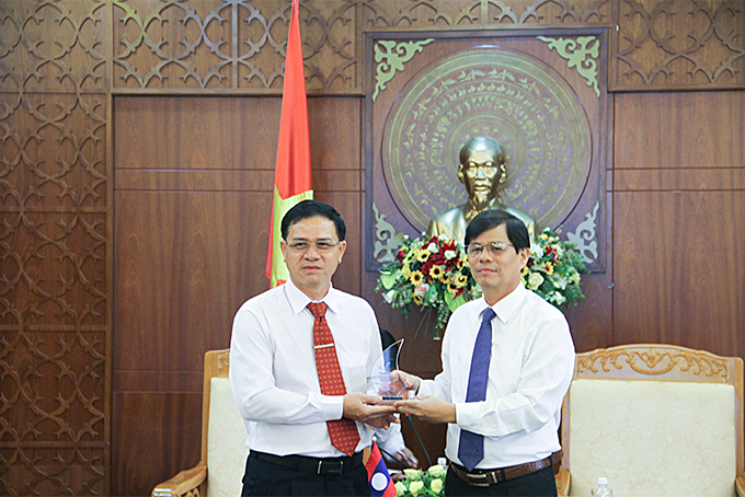 Ông Nguyễn Tấn Tuân tặng biểu trưng Festival Biển Nha Trang - Khánh Hòa cho ông Ounla Xaiyasith.