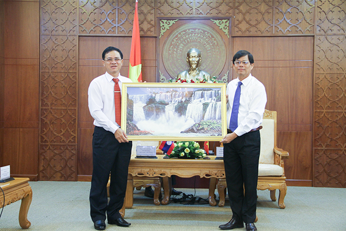 Thay mặt đại biểu hai tỉnh Attapư và Champasak,  ông Ounla Xaiyasith tặng quà lưu niệm ông Nguyễn Tấn Tuân.