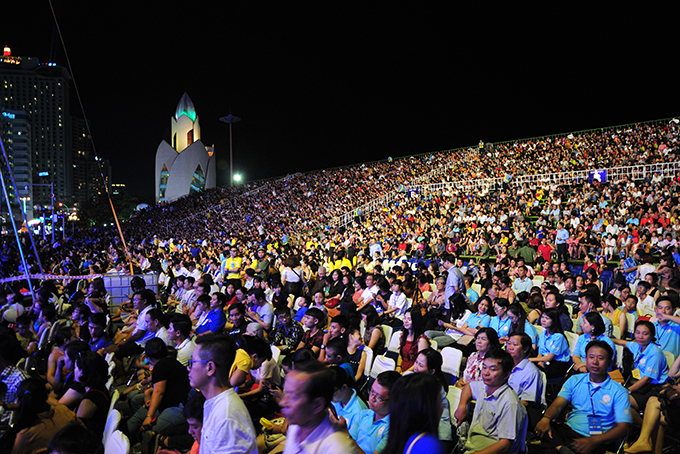 Khoảng 15.000 người dân và du khách tham gia lễ khai mạc