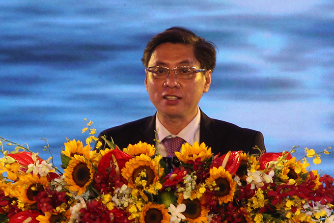 Le Duc Vinh speaking at ceremony