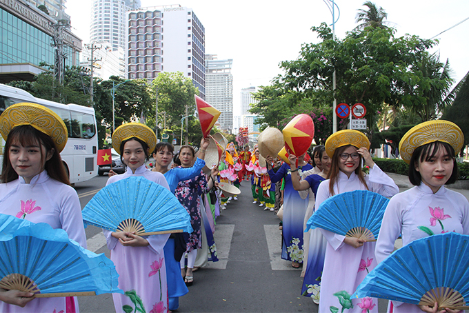 Các thiếu nữ tham gia vào lễ diễu hành. 