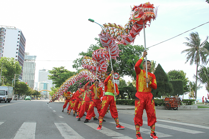 Màn múa rồng của đoàn Tinh Hoa Phật Quang biểu diễn. 