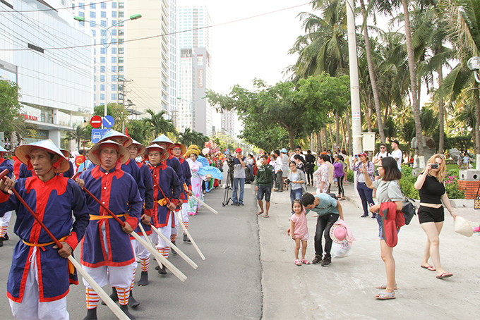 Sự xuất hiện của đoàn diễu hành thu hút nhiều sự quan tâm của người dân và du khách. 