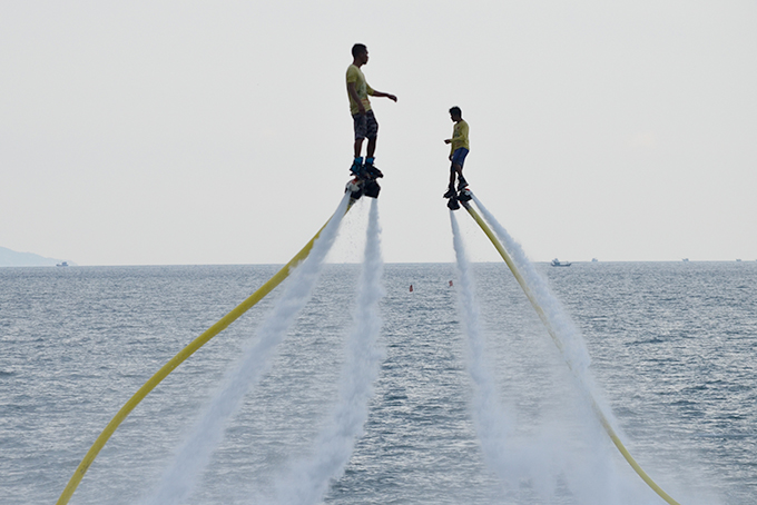 Hấp dẫn màn trình diễn flyboard trên biển
