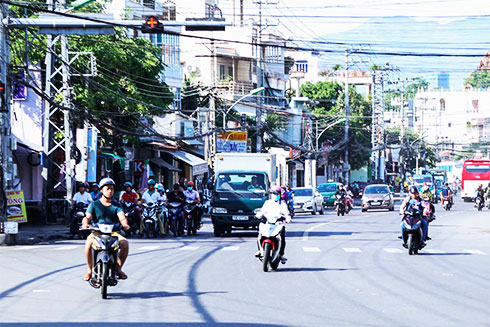 Xử phạt vi phạm giao thông qua camera sẽ hạn chế tình trạng phương tiện vượt đèn đỏ  tại các nút giao thông (ảnh chụp nút giao đường 2-4 và Nguyễn Đình Chiểu, TP. Nha Trang).