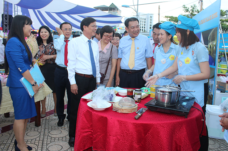 Đồng chí Nguyễn Tấn Tuân tham quan khu vực chế biến ẩm thực