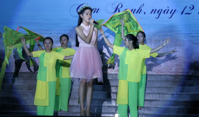 Chương trình có sự tham gia của tốp múa học sinh Trương PTTH Ngô Gia Tự, Cam Ranh.