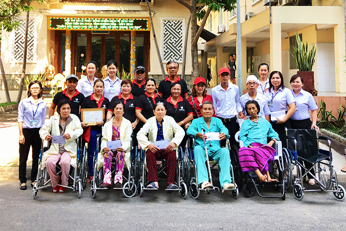 Trao quà cho 400 bệnh nhân