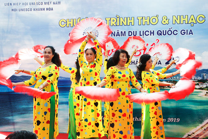 Gần 100 người tham gia chương trình thơ, nhạc