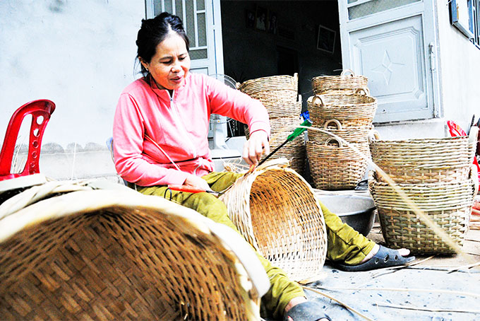 Nghề đan giỏ cần xé ở huyện Cam Lâm.