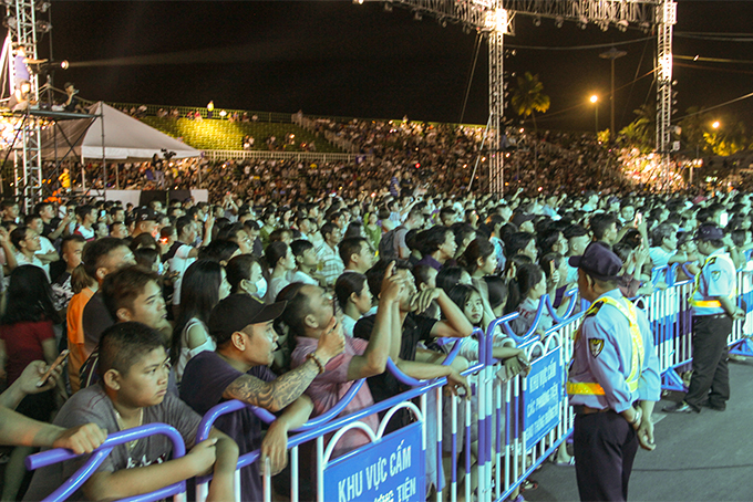 Hàng trăm khán giả đã có mặt để theo dõi đêm diễn. 