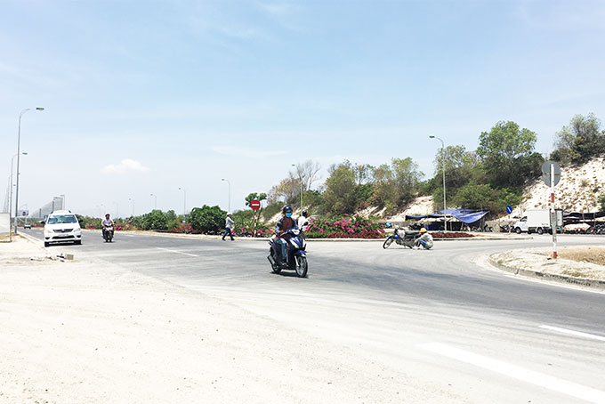 Đại lộ Nguyễn Tất Thành đoạn khu vực Bãi Dài thường mất an toàn giao thông  vào giờ tan tầm của các công nhân.
