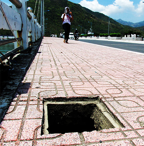 Hàng loạt nắp hố trên hành lang cầu bị mất