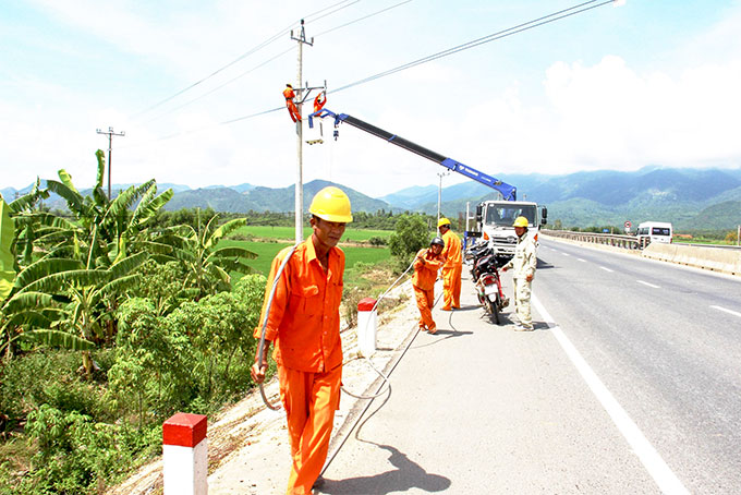 Thi công lưới điện nông thôn tại Ninh Hòa.