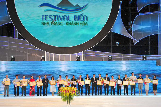 Sponsors receiving certificates of merit of Khanh Hoa Provincial People’s Committee from representatives of festival’s organization