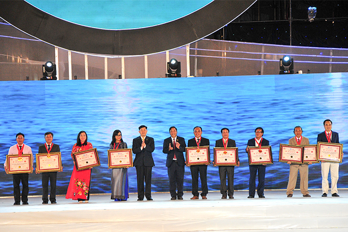 Vietkings giving certificates recognizing 10 records claimed during the Sea Festival 2019