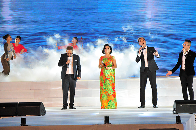 Singer My Linh (second from left) and Tinh Ban group performing at closing ceremony