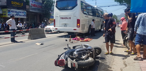 Ngã xuống đường sau va chạm với xe máy, 1 phụ nữ bị xe khách cán tử vong