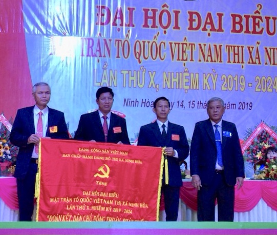 Lãnh đạo Thị ủy Ninh Hòa tặng bức trướng cho địa hội