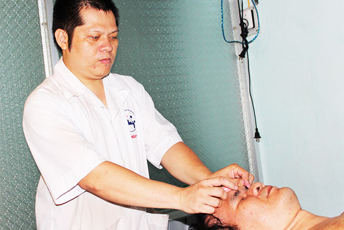 Dạy nghề xoa bóp, massage cho người khiếm thị tại Hội Người mù TP. Nha Trang.