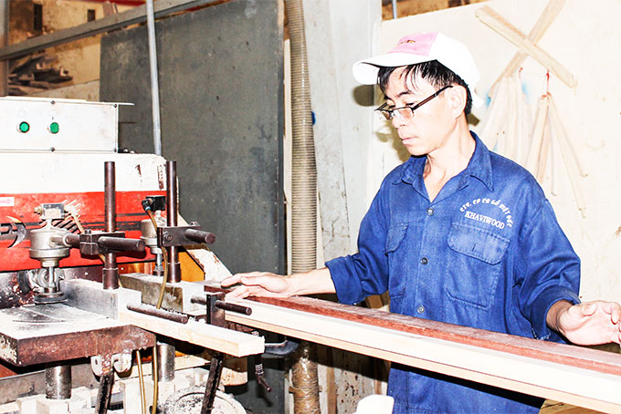 Công nhân Công ty Cổ phần Chế biến gỗ Việt Đức.