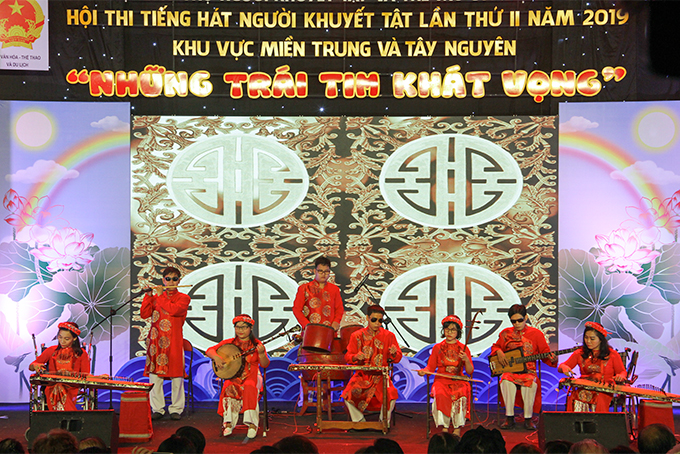 Tiết mục hòa tấu nhạc cụ dân tộc Trái tim khát vọng do các thí sinh đến từ đoàn Bình Định biểu diễn . 