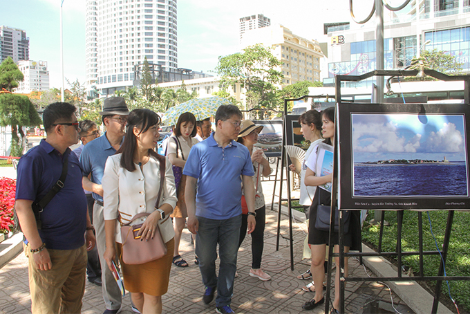 Visitors at photo exhibition about central coastal and highland regions of Vietnam 