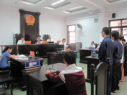 Vị thành niên rủ nhau chém người