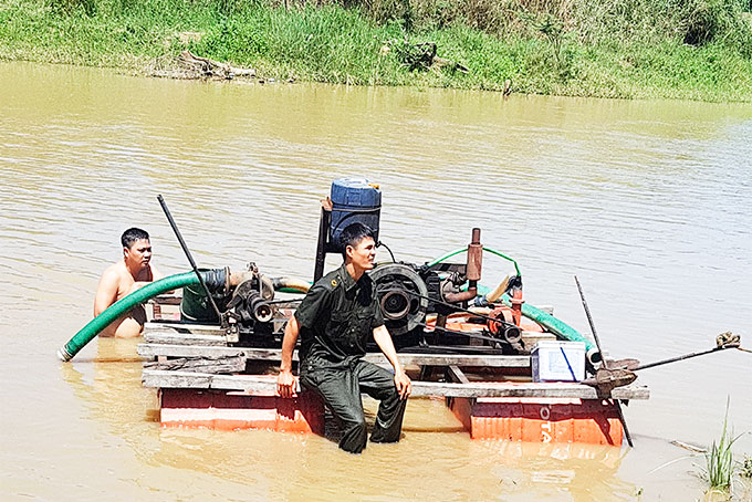 Diên Khánh: Bắt 1 phà, 1 ghe hút cát lậu