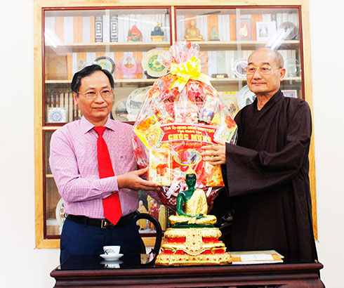 Đồng chí Nguyễn Đắc Tài chúc mừng Ban Trị sự Giáo hội Phật giáo tỉnh.