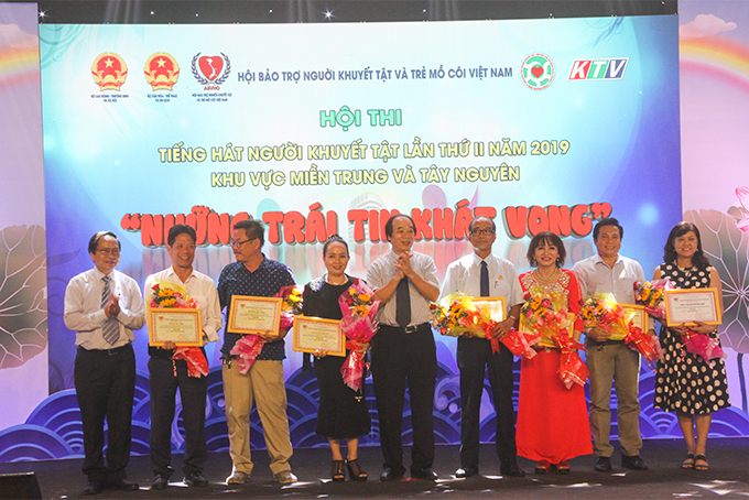 Representatives of organization committee offering certificates of appreciation to sponsors