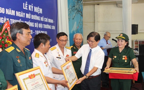 Ông Nguyễn Tấn Tuân trao Bằng khen của Hội truyền thống Trường Sơn - Đường Hồ Chí Minh Việt Nam cho các tập thể, cá nhân.