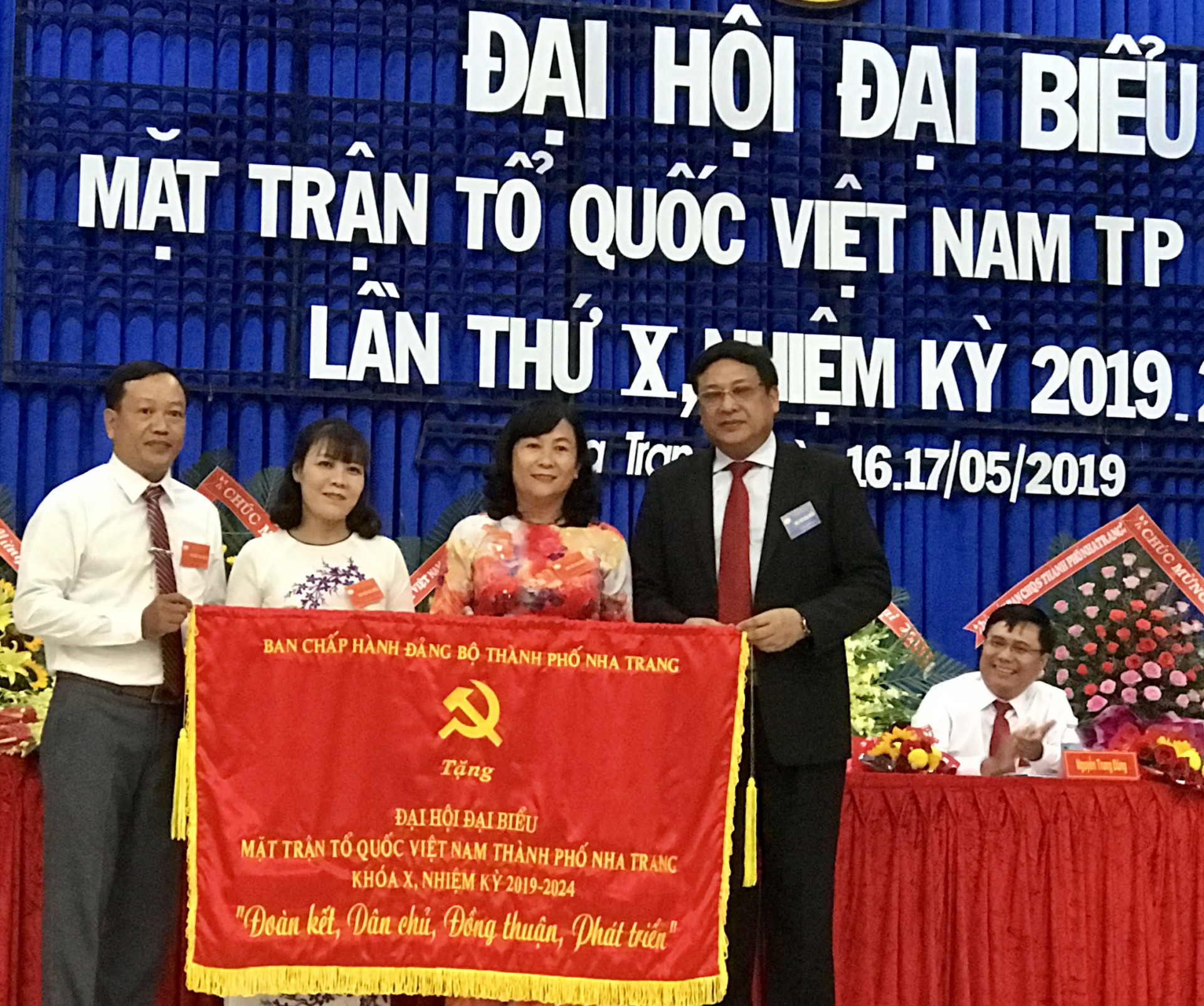 Lãnh đạo Thành ủy Nha Trang tặng bức trướng cho đại hội