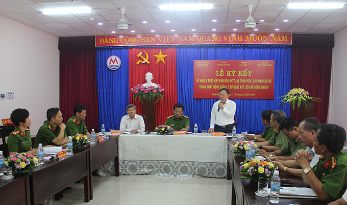 Lãnh đạo Công ty Công nghiệp Hoá chất mỏ Nam Trung bộ phát biểu tại lễ ký kết