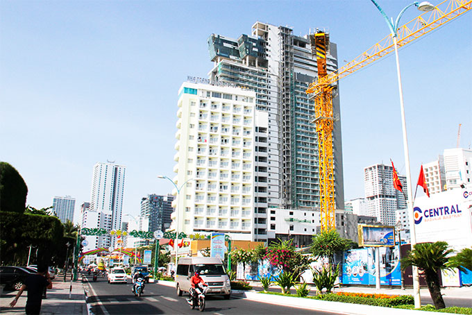 Số lượng phòng khách sạn và condotel tăng nhanh khiến việc kinh doanh dịch vụ lưu trú ở Nha Trang ngày càng khó khăn.