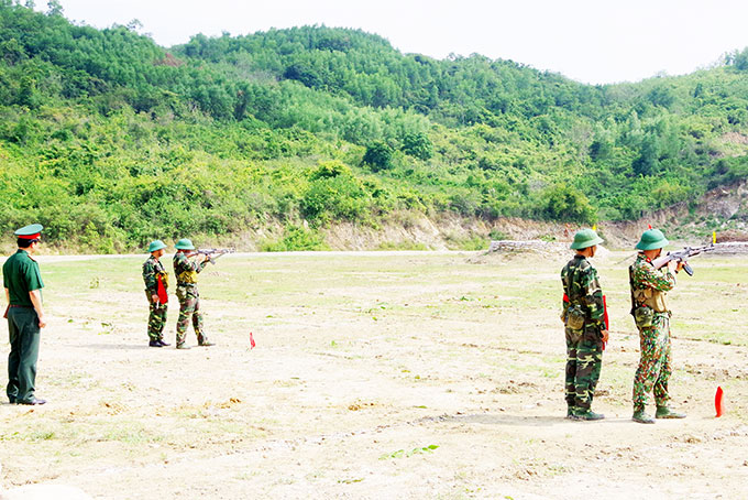 Cục Quân huấn kiểm tra huấn luyện CSM: Thiếu tướng Trần Văn Ba kiểm tra huấn luyện chiến sĩ mới.