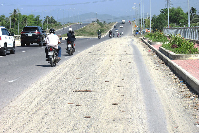 Cát phủ kín làn đường